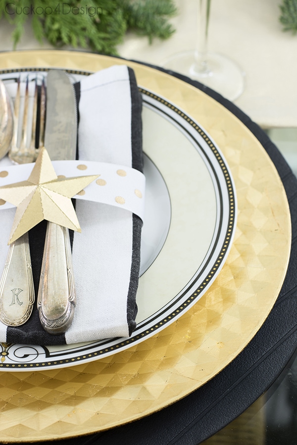table settign with folded gold stars as napkin ring decor