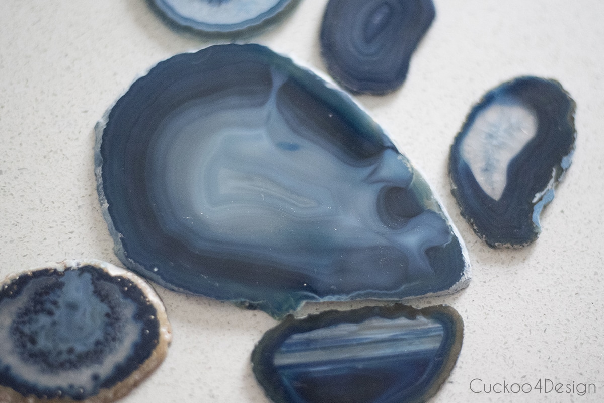 a variety of blue agate slices used for large piece of macrame stone wrap