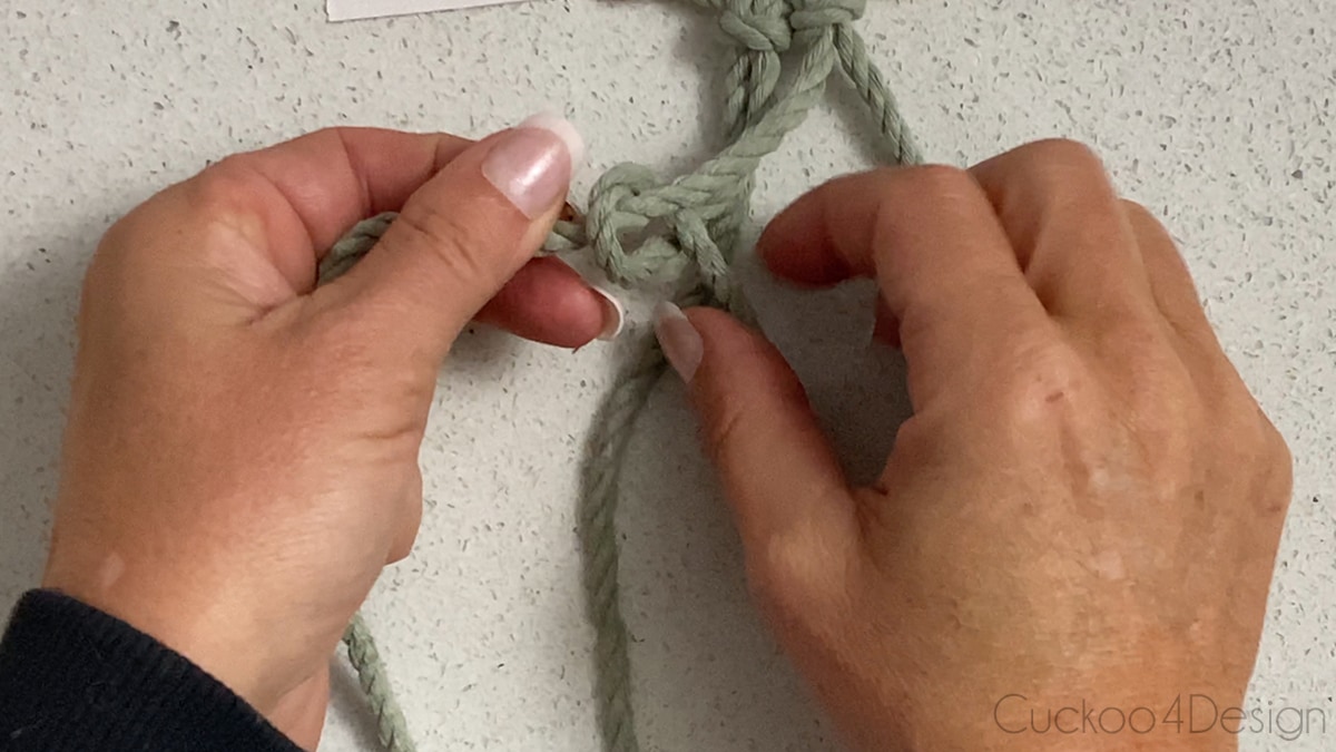 first loop of diagonal half hitch knot